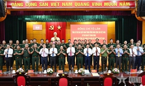 越共中央总书记苏林与越南人民军总政治局举行工作会议